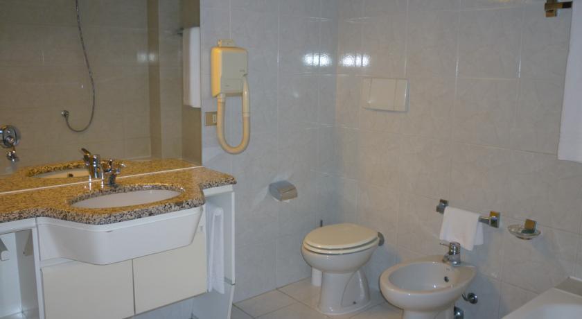 Hotel Ascot Binasco Εξωτερικό φωτογραφία